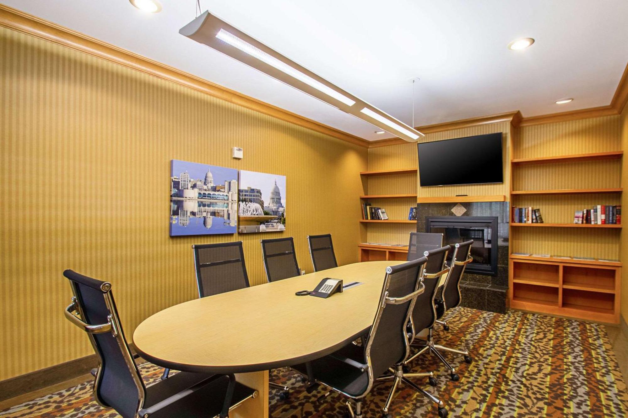 เมนสเตย์ สวีท เอ็กซ์เท็นด์ สเตย์ โฮเต็ล เมดิสัน อีสต์ Hotel ภายนอก รูปภาพ